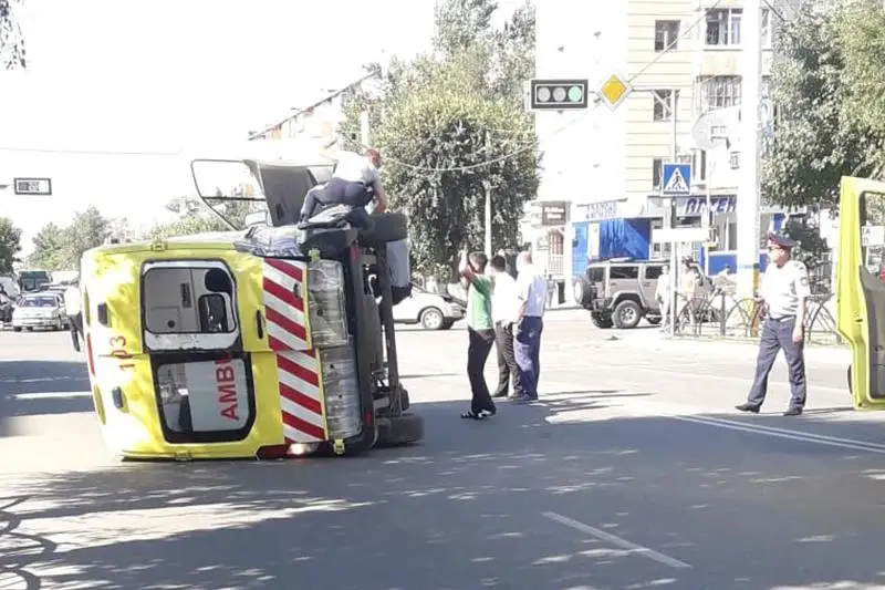 Скорая перевернулась в результате ДТП в Костанае: есть пострадавшие