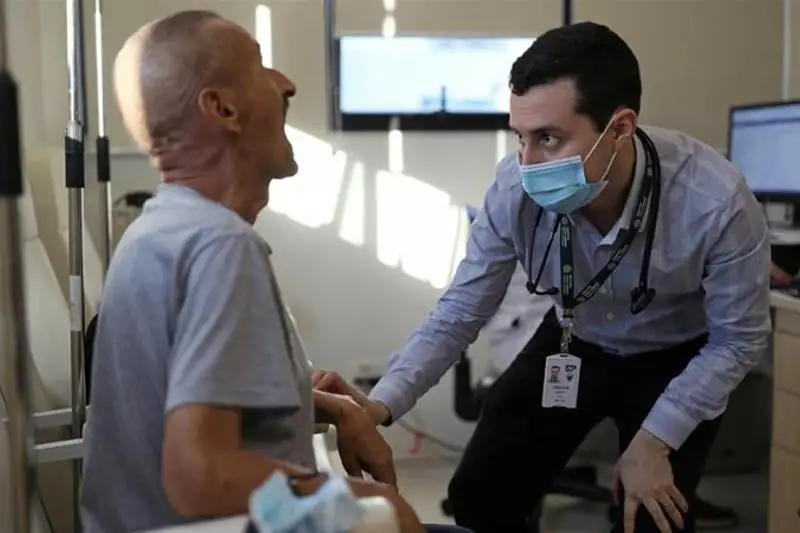 Испытания вакцины от коронавируса приостановлены в США