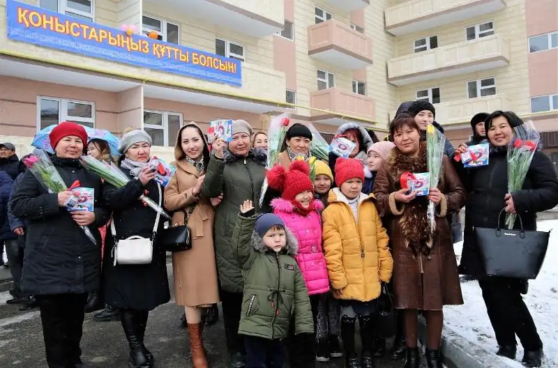 В Таразе многодетные семьи и дети-сироты получили ключи от квартир