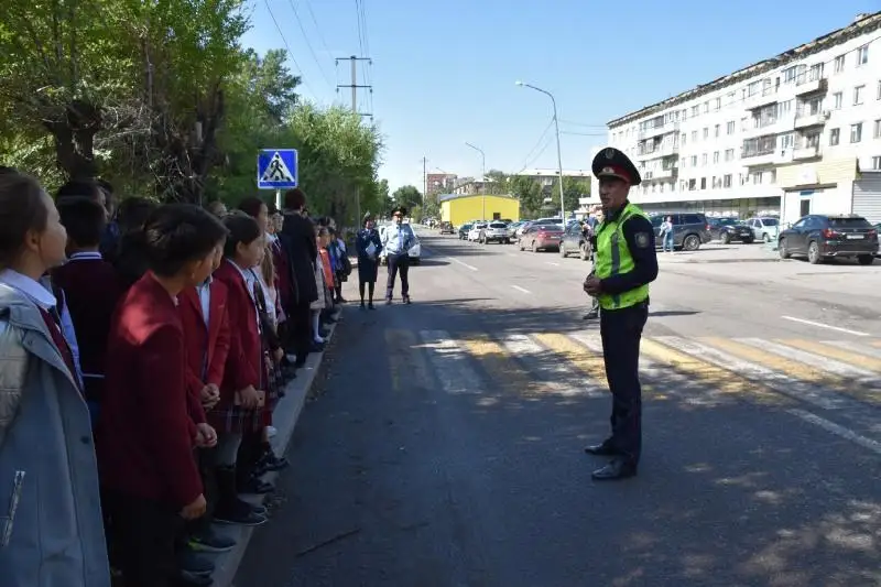 Навыки безопасного поведения на дорогах закрепляют карагандинские школьники