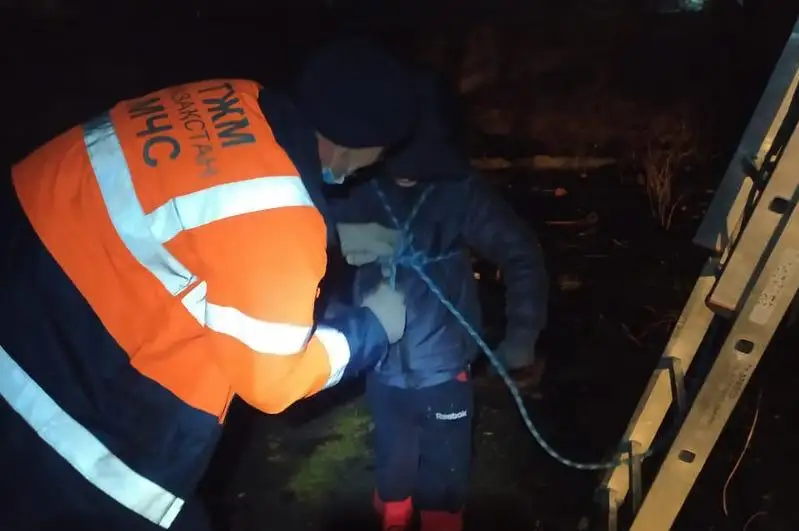 Девятилетнего мальчика сняли с крыши заброшенного здания в Усть-Каменогорске