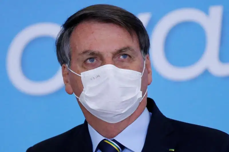 Злостный нарушитель: Президента Бразилии обязали надевать маску