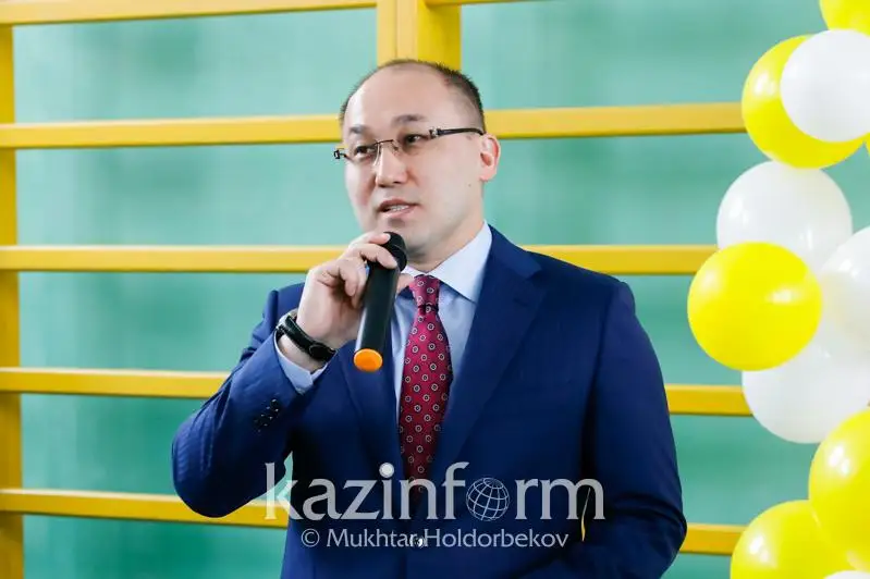 Даурен Абаев посетил школу в селе Кызылсуат Акмолинской области