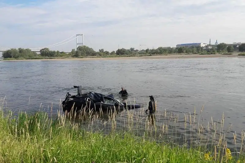 Автомобиль упал с моста в Иртыш в Семее, водитель погиб