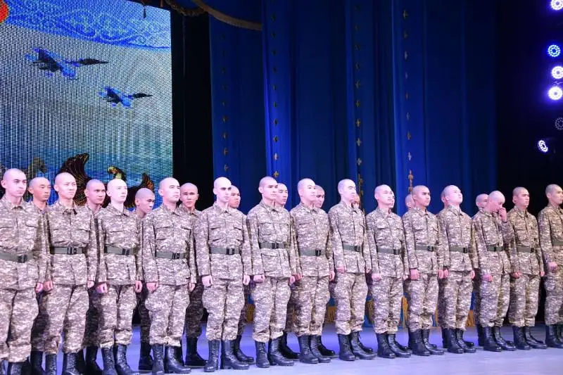 В столице молодых людей призывают на срочную воинскую службу