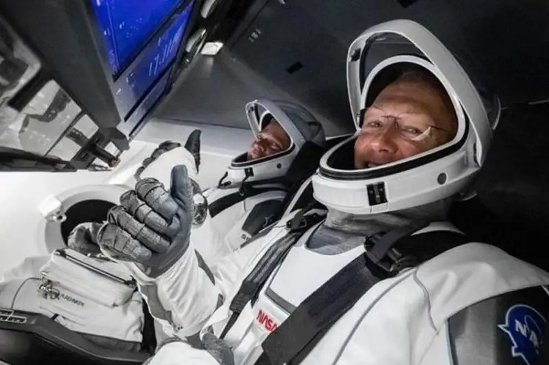 Астронавты на корабле  Илона Маска возвращаются на Землю