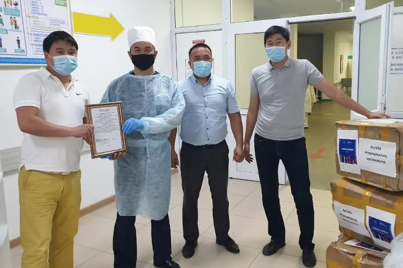 Партию респираторов и защитных костюмов передали актюбинским врачам