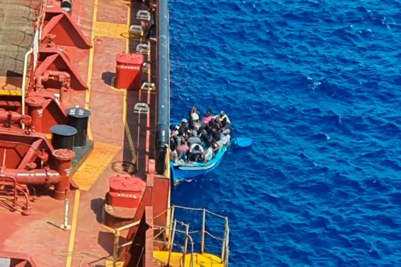 Италия согласилась принять группу мигрантов, спасенных датским судном