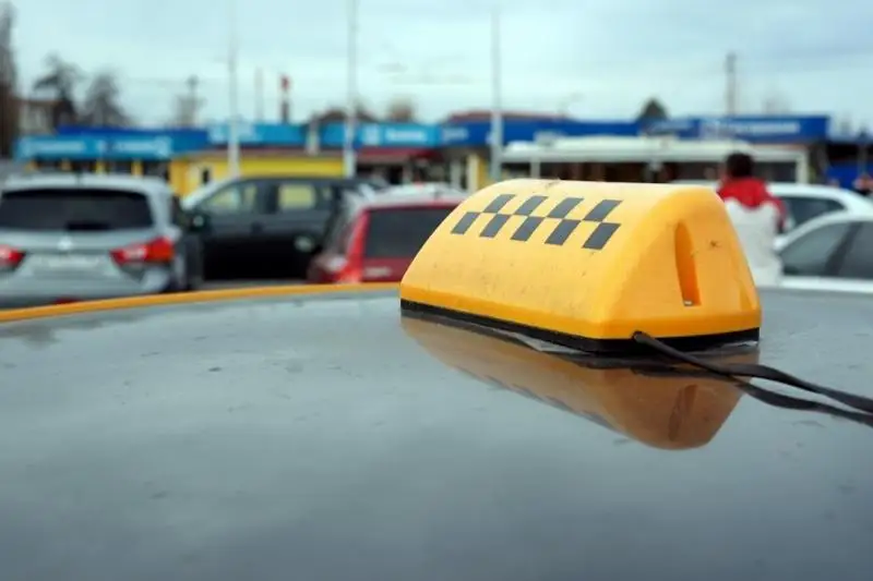 Подвезшего иностранца за 33 тысячи тенге таксиста нашли в Алматы