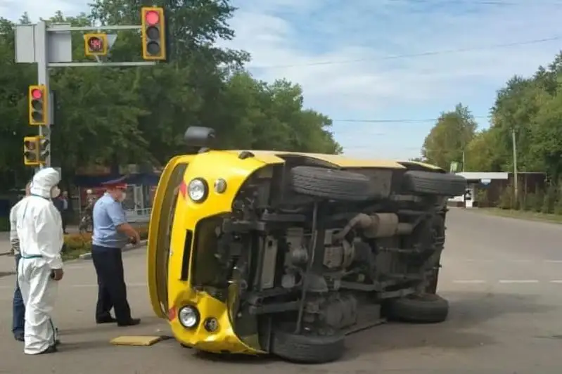 Скорая с пациентом опрокинулась в Петропавловске