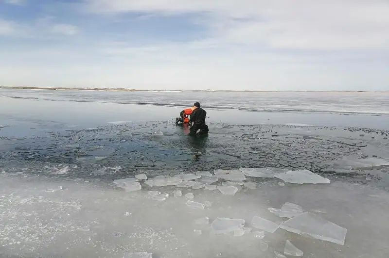Автомобиль провалился под лед в Карагандинской области: двое мужчин погибли