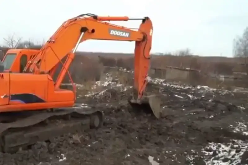 Двухметровый земляной вал возвели вокруг микрорайона в Петропавловске