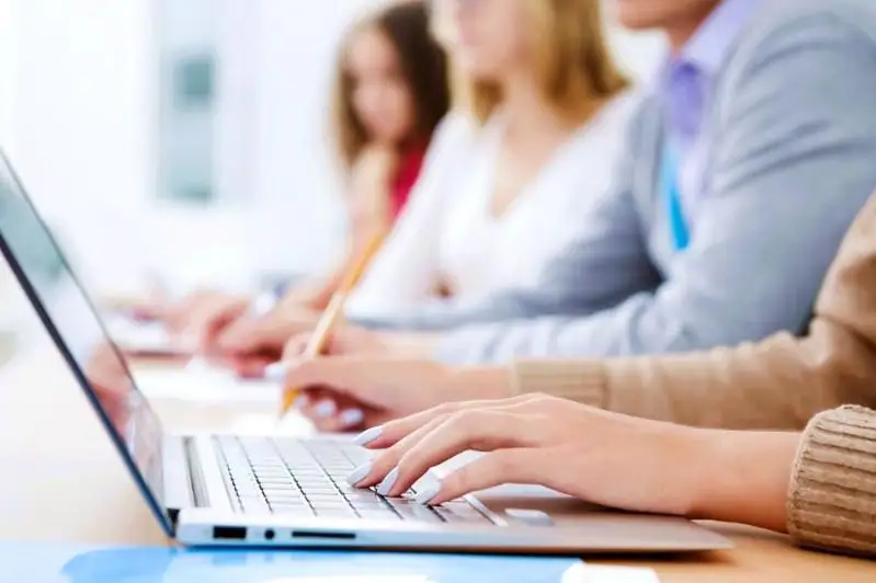 Дистанционное обучение: учеников и студентов разделили на две группы, чтобы не нагружать интернет-канал