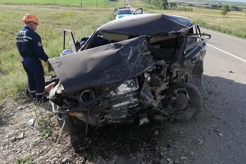 Двоих мужчин из искореженного автомобиля извлекли спасатели в ВКО