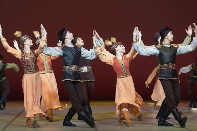 Экспрессию казахского танца показали участники фестиваля «Встречи на берегах Невы»