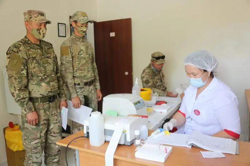 Жамбылские военные сдают кровь для лечения заболевших коронавирусом