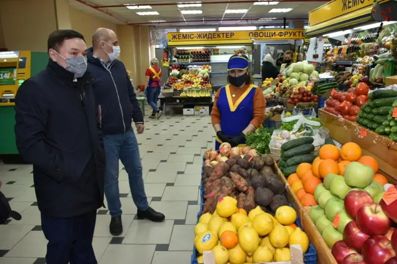 Аким Акмолинской области проинспектировал продовольственный рынок
