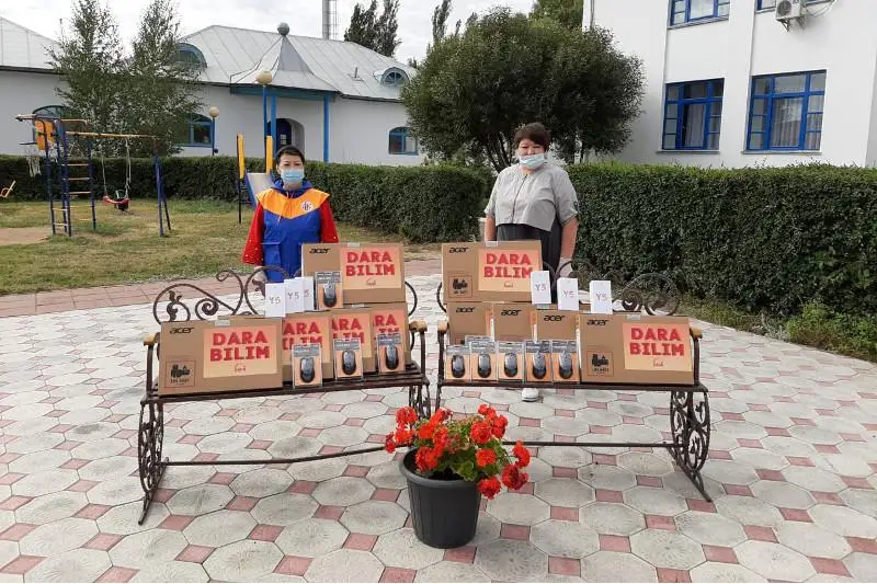 Сиротам в Павлодаре подарили ноутбуки и смартфоны для онлайн-учёбы