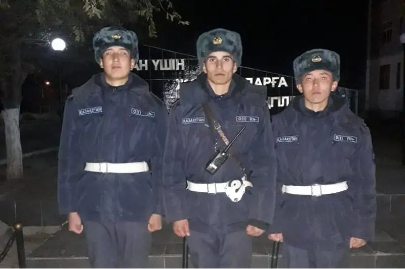 Горящего человека спасли гвардейцы в Кызылорде