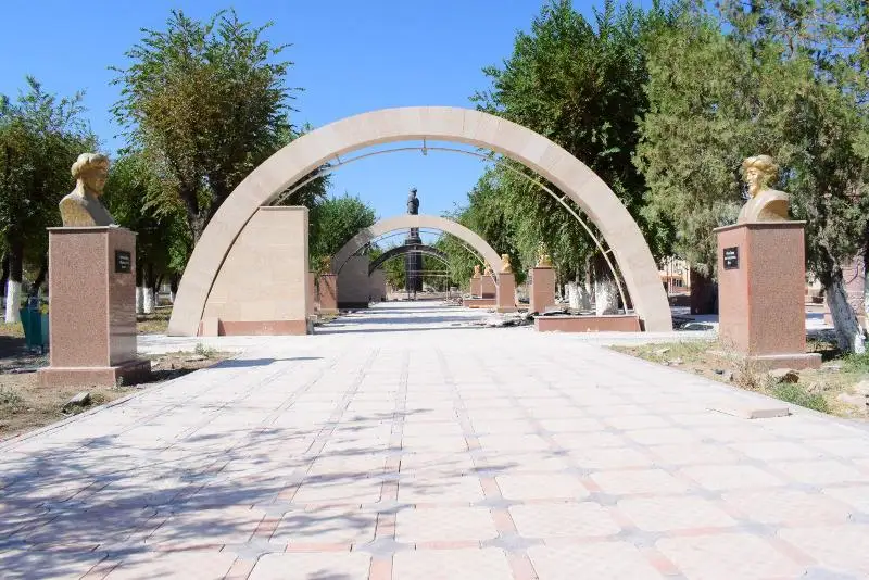 Памятник аль-Фараби реставрируют в Отырарском районе Туркестанской области