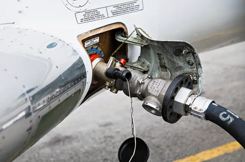 Отказаться от регулирования оптовых цен на авиатопливо предложил Канат Бозумбаев