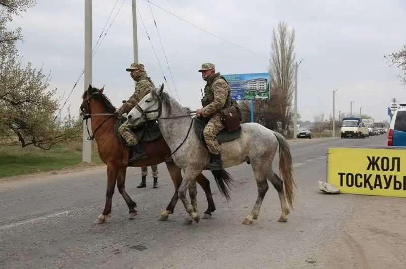 Конный патруль РгК «Юг» перекрыл поселковые дороги, ведущие в Тараз