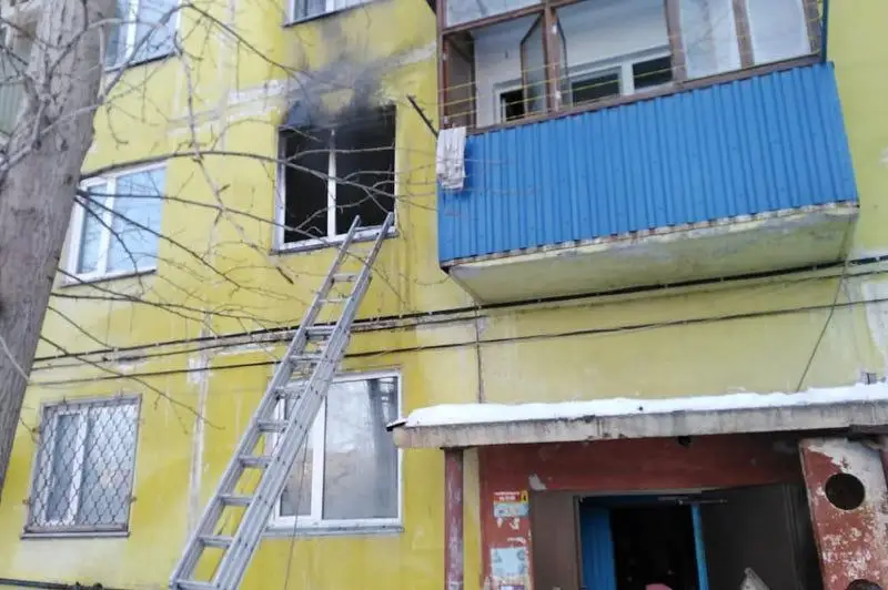 30 эвакуировано и один человек спасен во время пожара в Кокшетау