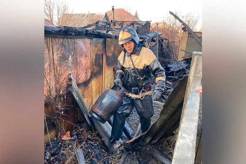 11 газовых баллонов вынесли из горящих хозпостроек пожарные Усть-Каменогорска