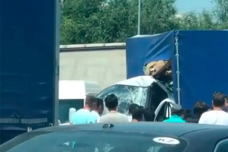ДТП в Алматы: «Газель» на полном ходу врезалась в фуру