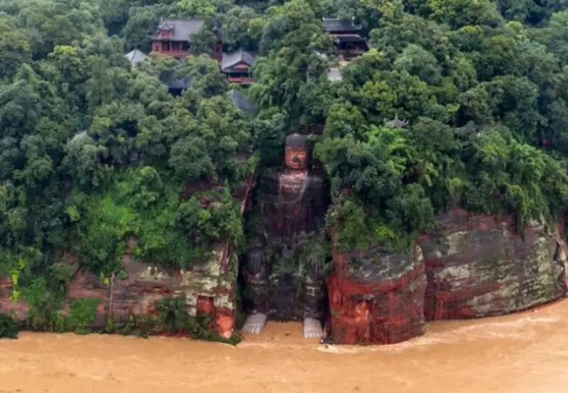 В Китае затопило подножие гигантской статуи Будды