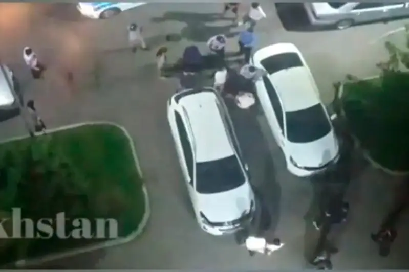 Хулиган выстрелил в людей в ответ на их замечание в Алматы