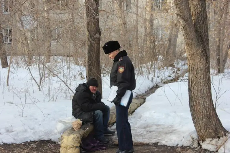 Полицейские спасают от холодов бездомных в Усть-Каменогорске