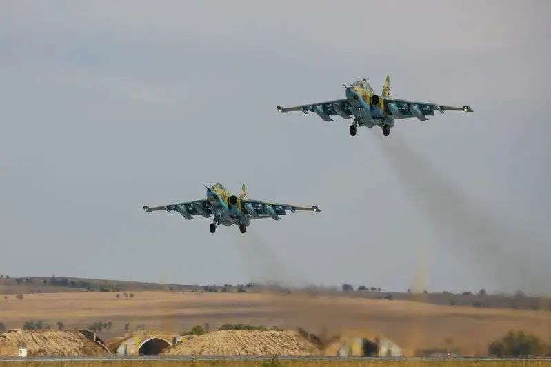 Военные летчики осуществили перехват авиации условного противника