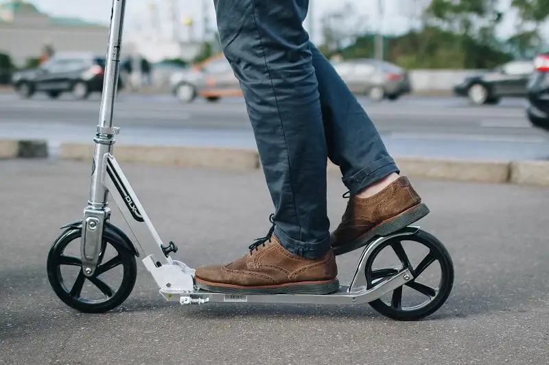 Можно ли ездить на самокатах по проезжей части, рассказали в МВД
