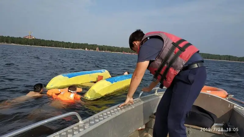 Катамаран с отдыхающими перевернулся на озере Боровое