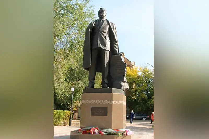 Памятник Жубану Молдагалиеву открыли в Уральске