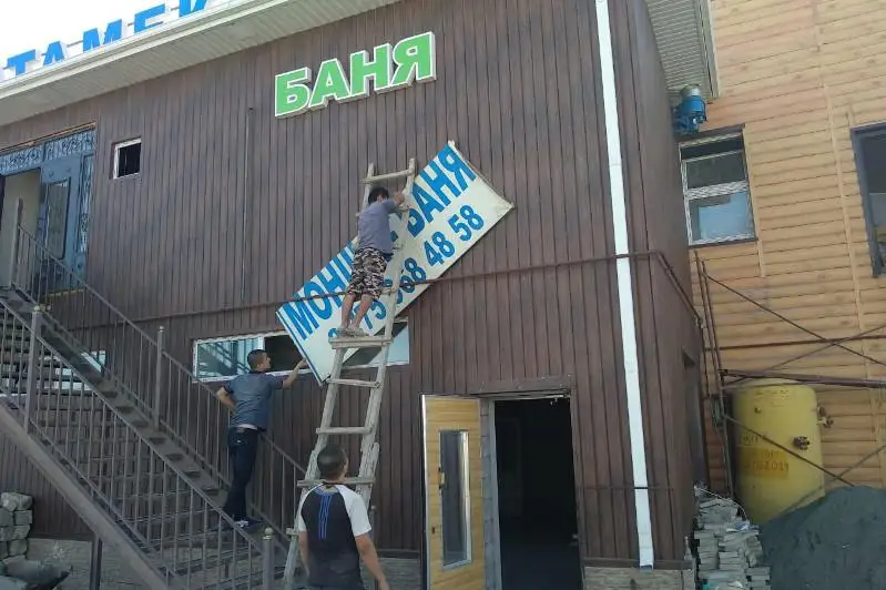 Незаконно установленные точки торговли и рекламные конструкции убирают в Атырау