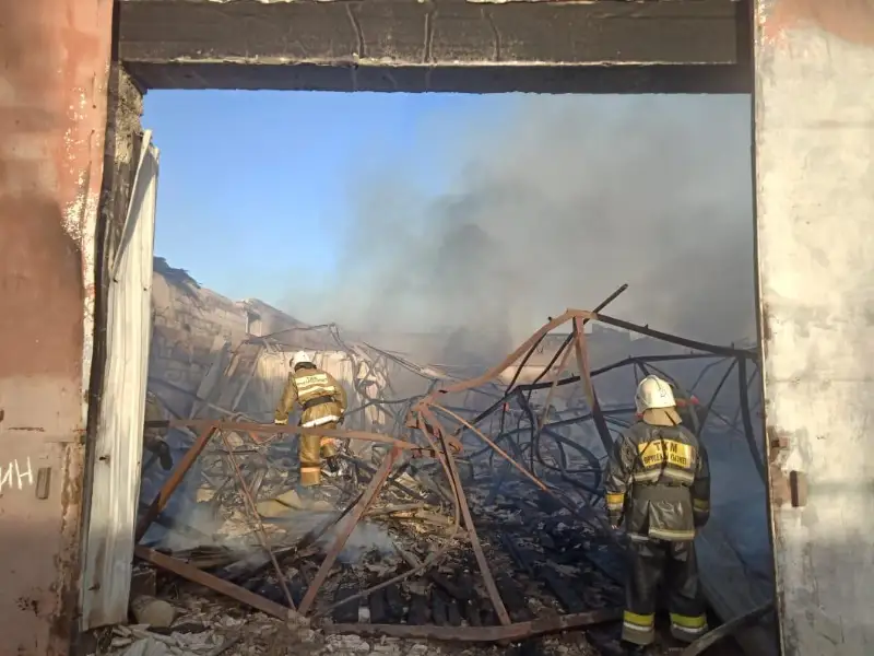 Пожар на СТО в Атырау: сгорело восемь машин