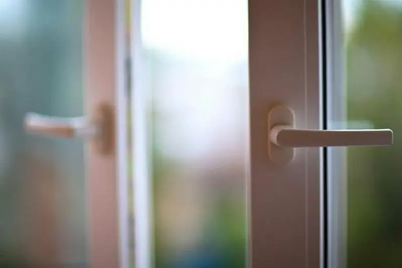 Четырехлетний ребенок выпал из окна в Усть-Каменогорске