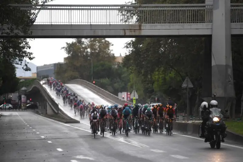 Капитан «Астаны» влетел в дорожный знак на первом этапе «Тур де Франс»