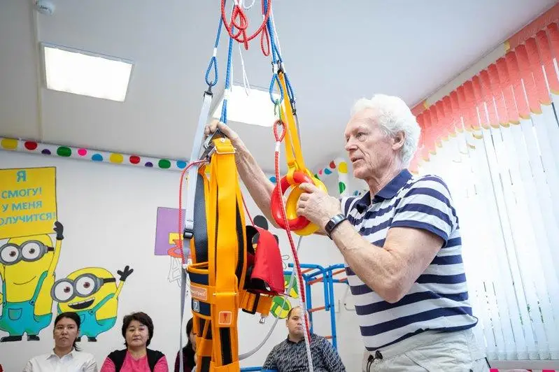 Тренажер для детей с ДЦП подарили актюбинскому реабилитационному центру