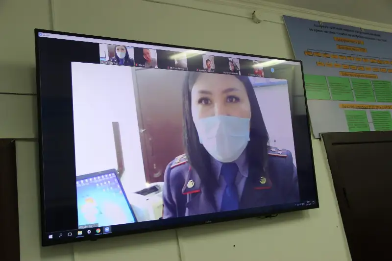 Онлайн-работу с неблагополучными семьями начали  актюбинские полицейские