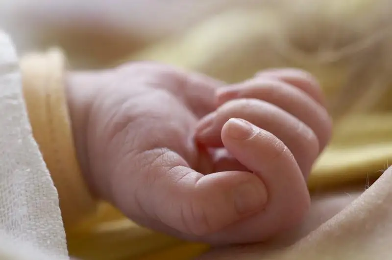 Строитель, рискуя жизнью, спас младенца в Нур-Султане