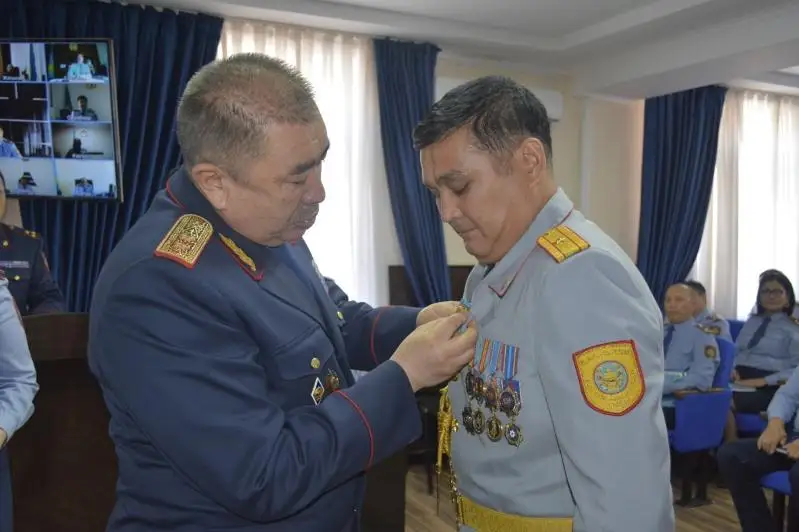 Госнаграды вручил глава МВД пожарным и полицейскому за мужество при пожаре в Туркестане