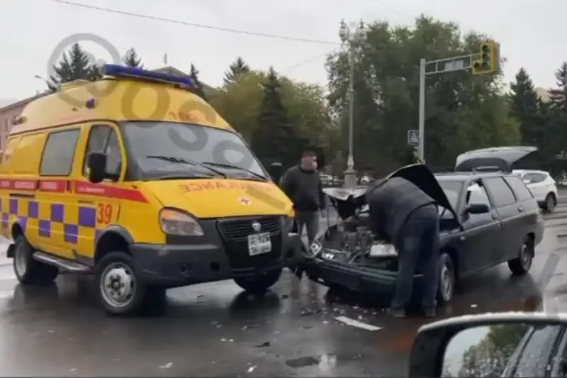 Скорая помощь попала в ДТП в Усть-Каменогорске, пострадала женщина