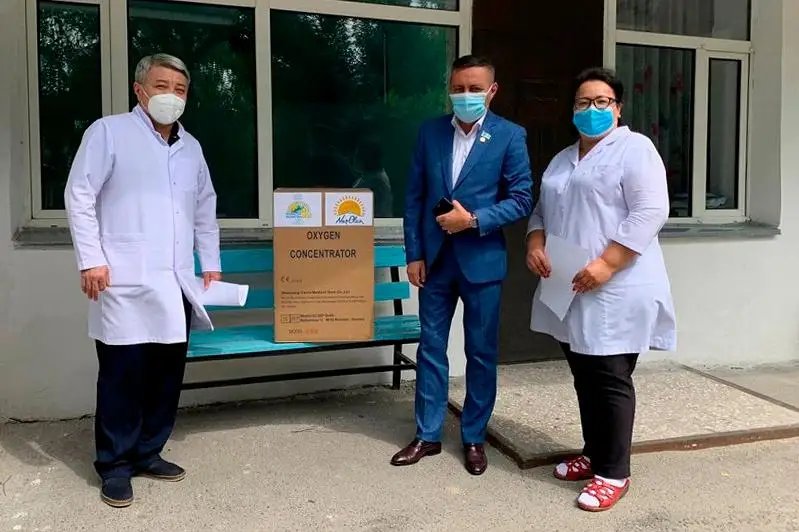 Член партии Nur Otan подарил детской больнице Алматы кислородный концентратор