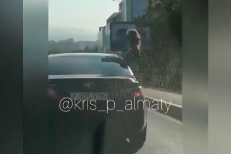 Оштрафован алматинец, перевозивший девушку вне кабины авто