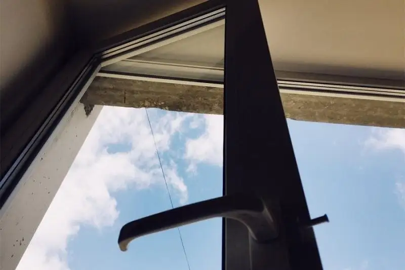 Пожилая женщина в Актау скончалась, выпав из окна