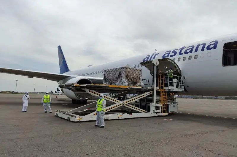 300 кислородных концентраторов и 26 аппаратов ИВЛ доставили из Китая в Алматы