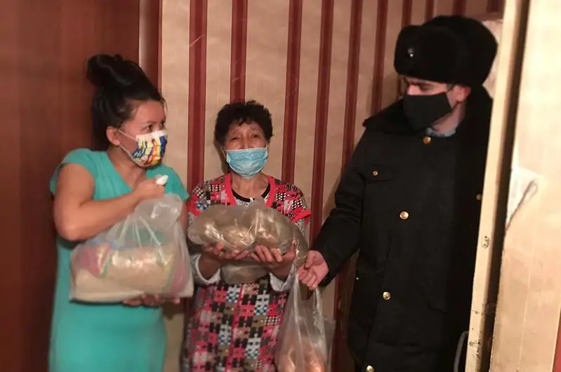 Оставшейся без продуктов семье помогли полицейские Караганды